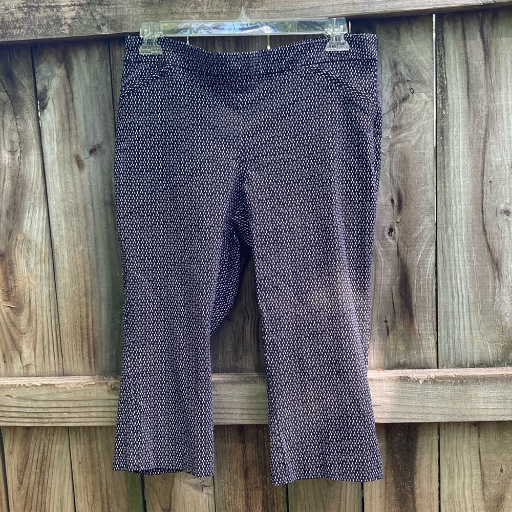 Briggs black Capri pants with white design
